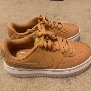 6.5- 2021
Wmns Court Vision Alta 'Light Cognac